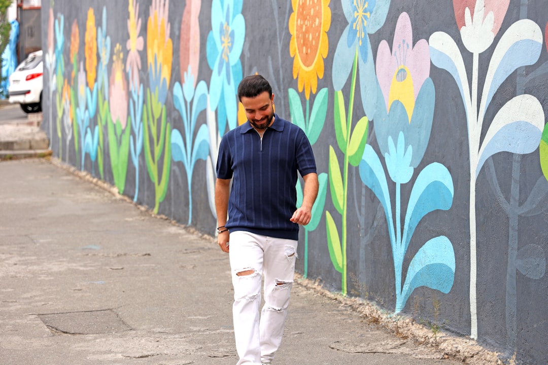 Zeštíhlují květinové kalhoty: Jak vytvořit optický klam pomocí vzorovaných kalhot